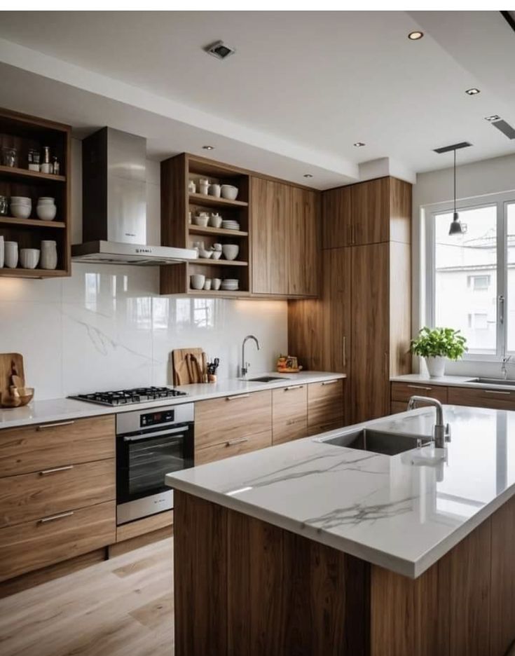 Сучасна кухня з дерев’яними фасадами та мармуровими акцентами