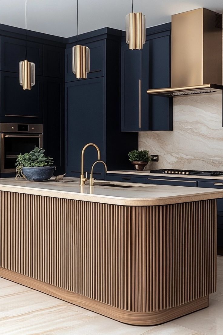 Кухня у темно-синіх тонах з дерев’яним островом і золотими акцентами